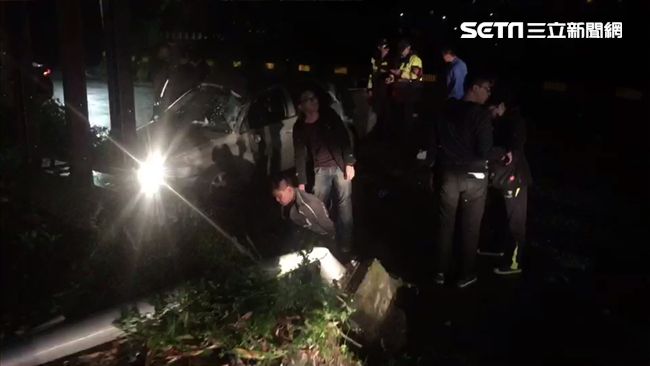 警匪山區飛車追逐　偷車賊翻車被抓