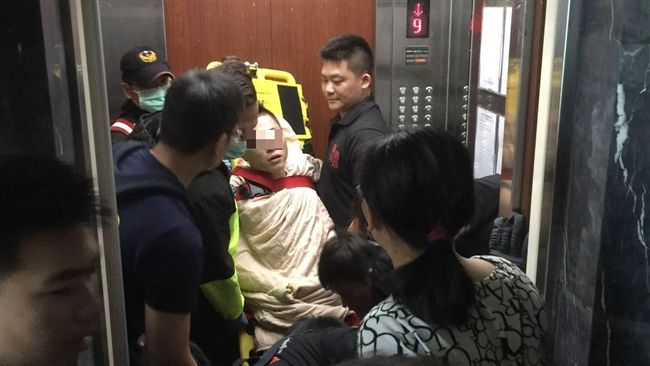 男僵持4小時被勸下　房內遭搜出槍毒