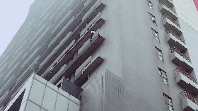 男子揚言跳樓　警消鋪設氣墊待命