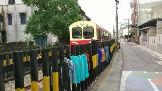 一眼望去內衣褲！鐵路圍欄竟成曬衣架