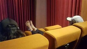 電影院奧客無極限　噁！脫鞋雙腳踩椅背
爆料公社