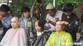 勞團與青年團體行政院前抗議一例一休《勞基法》修法。（記者盧素梅攝）