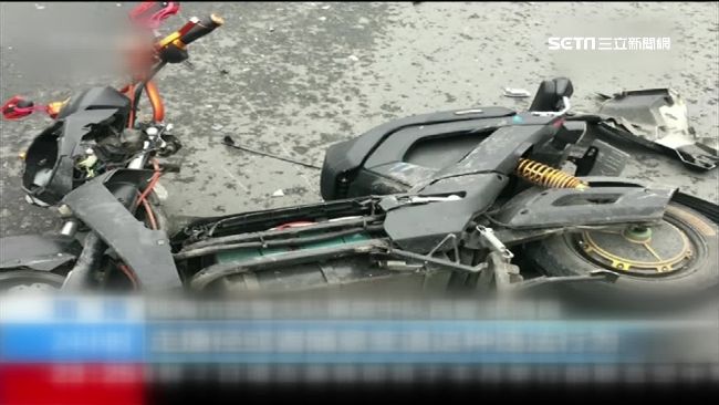 卡車擦撞摩托車　女子連人帶車遭拖行