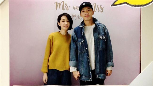 夫妻閃照熱騰騰出爐！坤達甜牽柯佳嬿