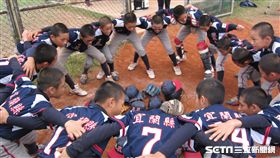 ▲宜蘭三星少棒獲得關懷盃冠軍後全隊慶祝儀式。（圖／記者蕭保祥攝）