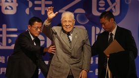 台灣教授協會募款餐會（2）前總統李登輝（中）2日中午應邀出席「台灣教授協會募款餐會」。中央社記者鄭傑文攝  106年12月2日