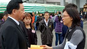 侯武忠家屬遞建議書　盼改善離島醫療澎湖仁醫侯武忠的太太陳慧娟（右），3日在侯武忠的告別式中，向總統府秘書長吳釗燮（左）遞送陳情書，希望總統蔡英文協助在白沙設立「侯武忠醫師塑像紀念公園及文物紀念館」，同時改善澎湖的離島醫療問題。中央社  106年12月3日