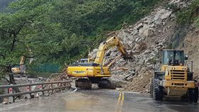 蘇花公路蘇澳至東澳封閉　下午3時開放台9線蘇花公路114k+300（九宮里路段）3日上午發生落石坍方阻斷，交通部公路總局第四區養護工程處預計下午3時搶通開放通行。（交通部公路總局提供）中央社記者王朝鈺傳真　106年12月3日