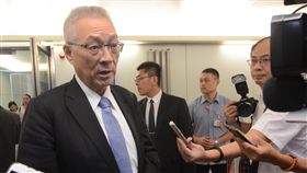 縣市長布局　吳敦義：公正決定提名人選中國國民黨主席吳敦義（左1）結束菲律賓與泰國訪問，並在2日晚間返台，他表示，國民黨在明年各縣市長選舉的布局上，一定會用公正的過程決定提名人選，這是不可能改變的原則。中央社記者邱俊欽桃園機場攝　106年12月3日