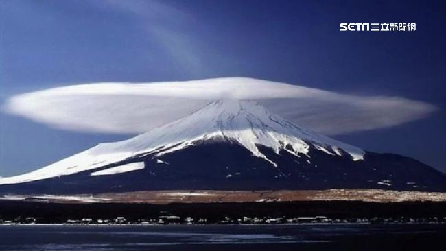 大災難的前兆？螺旋雲團壟罩富士山