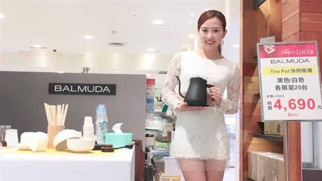 女星主持尾牙　竟被要求腳踩同事下體