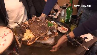 帝王蟹「買一送一」　貴婦開跑車掃貨