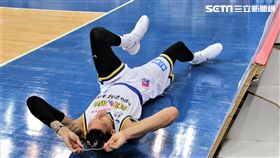 SBL裕隆洋將奧斯丁扭傷退場（圖／記者劉家維攝）