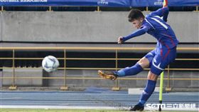 ▲「甜甜圈弟」沈子貴的角球助攻給門前的陳庭揚。（圖／記者蔡宜瑾攝影）