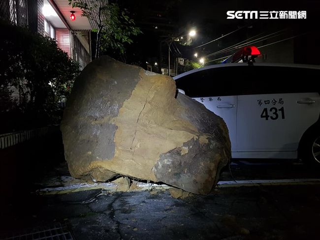 險！100公分巨石落下砸中警車！