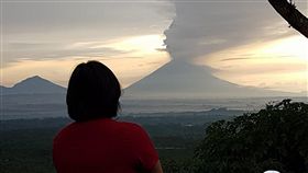 生意停擺 峇里台商苦中作樂賞火山印尼峇里島阿貢火山的警戒升至最高級別，機場繼續關閉，面對交通、生意停擺，有峇里島台商轉換心境，淡定欣賞這難得的火山噴發景色。（台商蘇文炳提供）中央社記者周永捷雅加達傳真 106年11月28日