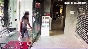 林婦拿著10只裝有各種面額硬幣的布袋，前往大眾銀行繳交房貸，行員希望她能將硬幣分類後再繳，林婦卻直接丟下布袋後離去，數天後她發現錢並未入帳，前往派出所控告銀行侵占等罪（翻攝畫面）