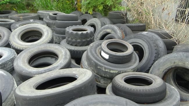 上百廢輪胎遭棄　警循筆跡逮不肖業者