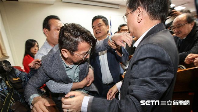 跳針發言杯葛議事　徐永明被拖離
