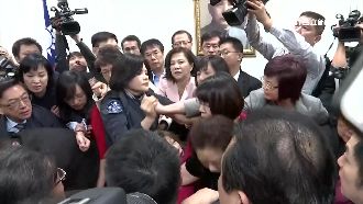 「不要抓我胸部」藍綠娘子軍再爆衝突