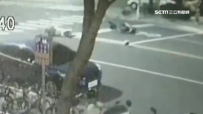 閃燈路互不相讓　老夫妻撞騎士釀3傷