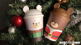 Mister Donut限定楓糖棒,耶誕造型杯套杯蓋。（圖／Mister Donut提供）