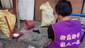 打掃驚見改造槍枝　嘉義街友義工大叫（圖／人安基金會嘉義平安站提供