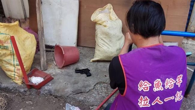 打掃驚見改造槍枝　嘉義街友義工大叫
