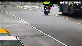 邱姓司機開遊覽車載送1團韓國旅客，途經南港區重陽路時，遭遇警方攔查並酒測，數值竟達0.32毫克，警方當場禁止邱男繼續開車，並通知旅行社派遣其他遊覽車，訊後將邱男依公共危險罪送辦（翻攝畫面）