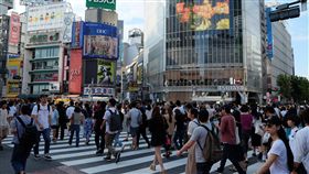 日擬放寬限制 不限品項買滿5千日圓免稅日本政府與執政黨為刺激外國觀光客買氣，有意放寬現行免稅措施，不限品項合計買滿5000日圓就能免稅。圖為東京澀谷鬧區逛街人潮。中央社記者黃名璽東京攝  106年12月4日