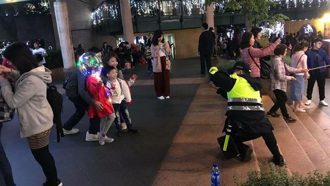 警蹲低幫拍照　專業姿勢女網友暴動了