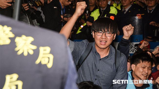 場外勞團衝場　嗆警：讓我進去開會