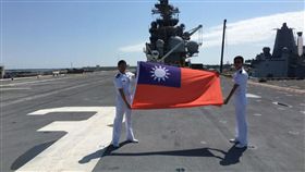 海軍官校,海官,軍校生,軍艦,國旗,愛國,榮譽心
海官學生赴美艦訓　在美軍艦上展示國旗：體會到國家的重要
圖/翻攝自公務出國報告
