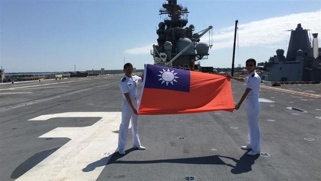 海官學生赴美艦訓　在美軍艦上秀國旗