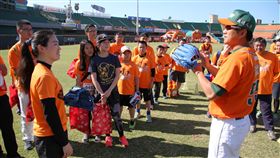 潘武雄主講棒球教室。（圖／統一獅提供）