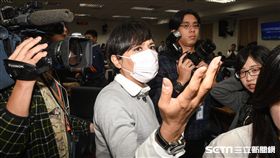 立法院衛環委員會聯席審查勞基法修正案、民進黨立委邱議瑩要求記者後退 圖／記者林敬旻攝