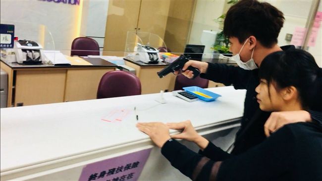 防搶演練超逼真　民眾看傻問拍電影？