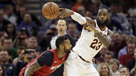 ▲LeBron James（右）本季多次扮演「第4節先生」。（圖／美聯社／達志影像）