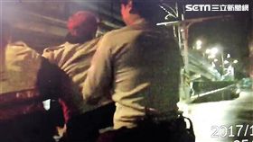 林男徒步行經新生北路一段時，警員上前將他攔下盤查，林男不斷對著警員飆罵，還抓傷警員左手腕，遭到警員壓制逮捕，警方搜出2小包安非他命及吸食器，訊後將林男依妨害公務及毒品等罪送辦（翻攝畫面）