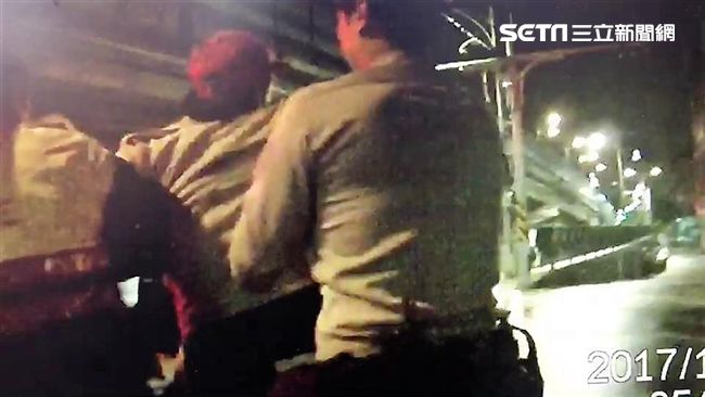 深夜閒晃遭警盤查　他高八度嗆聲遭逮
