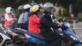 入冬首波冷氣團將報到（2）今年入冬首波大陸冷氣團預計5日報到，中南部早晚低溫也將下探15、16度，高雄街頭4日傍晚已可見機車騎士穿上厚重東衣保暖。中央社記者董俊志攝　106年12月4日