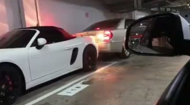 三寶停車秀神技　吻保時捷屁股曬恩愛
