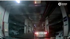 開碰碰車？三寶大媽停車場連環撞　10秒撞壞車頭、車尾