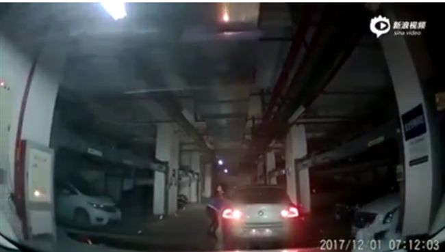 大媽停車場連環撞　10秒撞毀整輛車