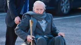 
爺爺慶百歲生日登報　孫女報警控戀童癖「5歲開始性侵我」
翻攝《周日鏡報》