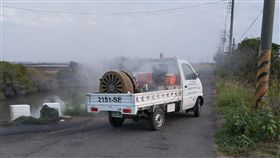 台南死亡黑琵確診禽流感　加強周邊消毒台南市動物防疫保護處接獲通報，台江國家公園管理處人員發現一隻死亡黑面琵鷺，送驗後確診為H5N6高病原性禽流感，隨即派遣消毒車執行安南區周邊鳥禽場及道路消毒工作。（台南市動保處提供）中央社記者楊思瑞台南傳真　106年12月4日