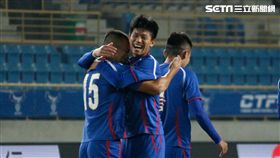 ▲陳庭揚（左二）進球後與隊友興奮擁抱。（圖／記者蔡宜瑾攝影）