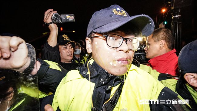 自由台灣黨成員轉戰凱道　警強制驅離