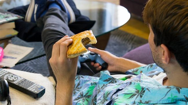 無聊當有趣？英男買熱狗假裝「露鳥」