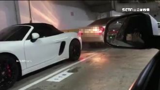 三寶上路　停不進車格失控撞保時捷